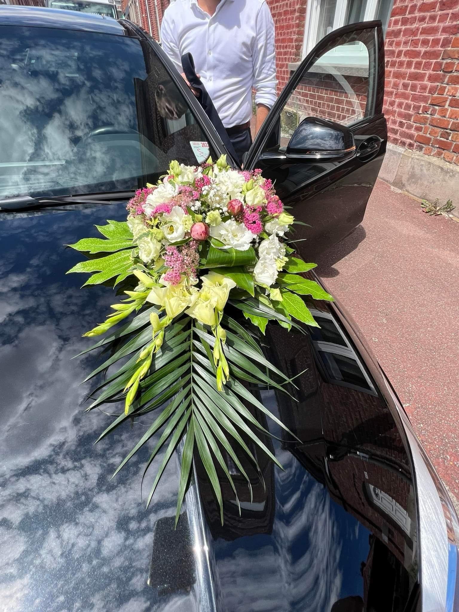 Fleurs sur capot de voiture
